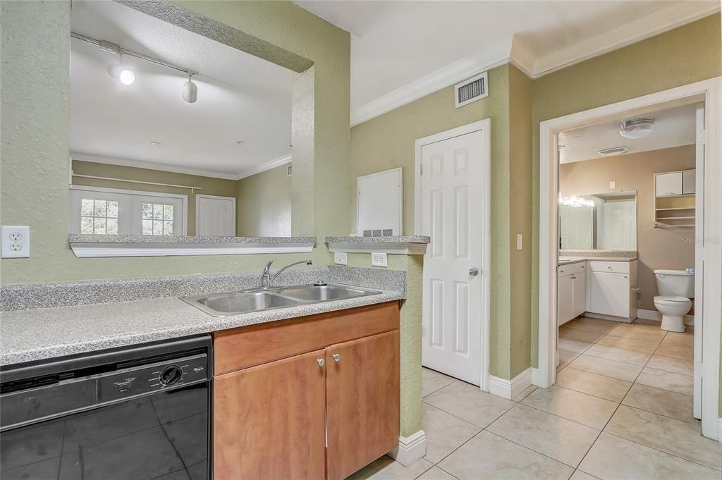 For Sale: $184,000 (1 beds, 1 baths, 744 Square Feet)
