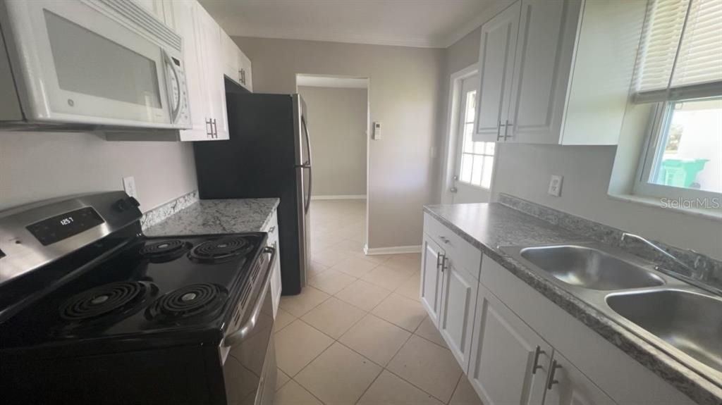 For Rent: $1,600 (2 beds, 1 baths, 897 Square Feet)