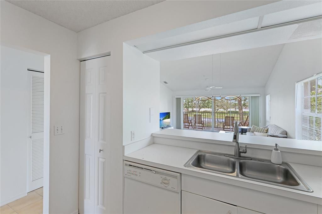 For Sale: $290,000 (2 beds, 2 baths, 1261 Square Feet)