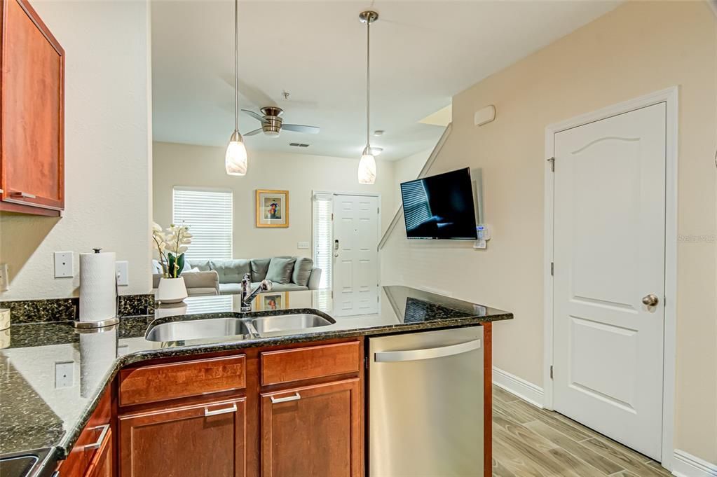 Active With Contract: $264,000 (2 beds, 3 baths, 1091 Square Feet)