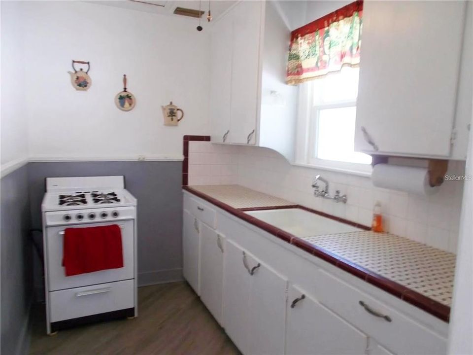 For Sale: $325,000 (2 beds, 1 baths, 831 Square Feet)