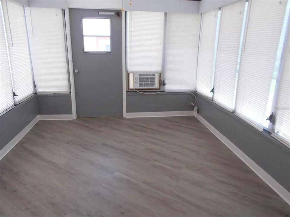 For Sale: $325,000 (2 beds, 1 baths, 831 Square Feet)