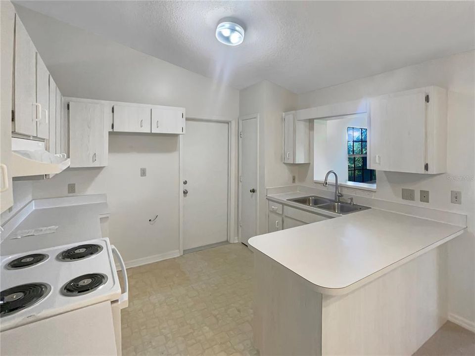 For Sale: $275,000 (2 beds, 2 baths, 1296 Square Feet)