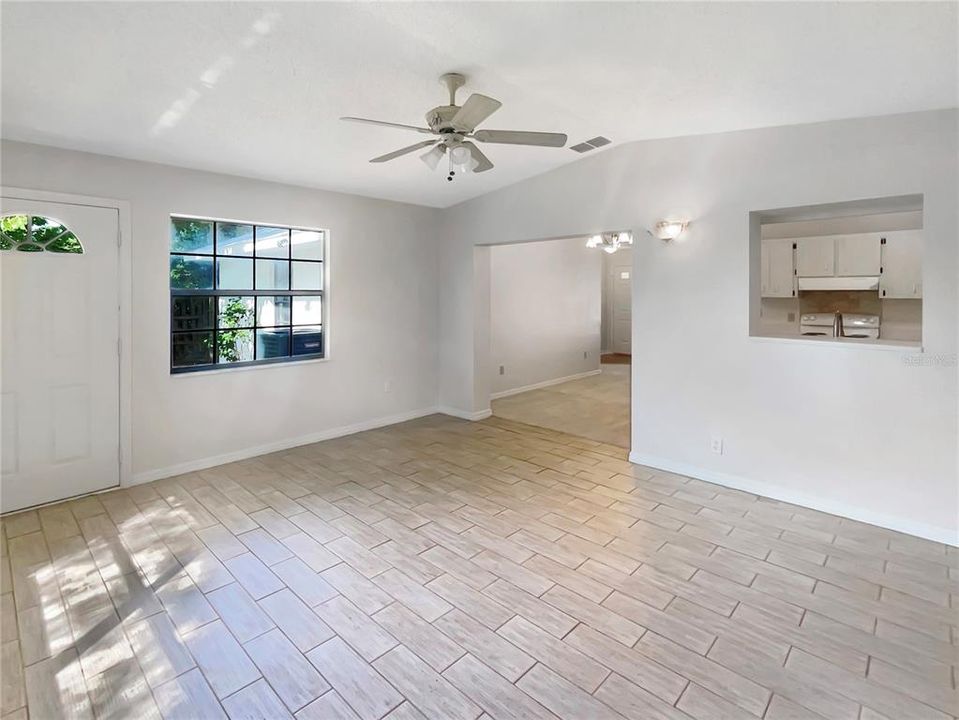 For Sale: $275,000 (2 beds, 2 baths, 1296 Square Feet)