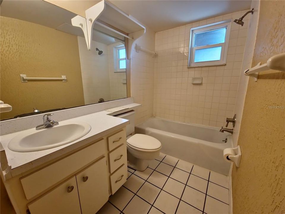 For Rent: $1,300 (1 beds, 1 baths, 732 Square Feet)