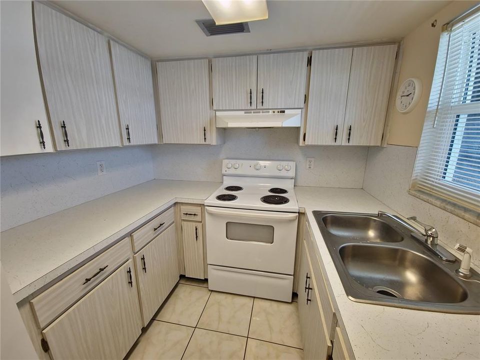 For Rent: $1,300 (1 beds, 1 baths, 732 Square Feet)