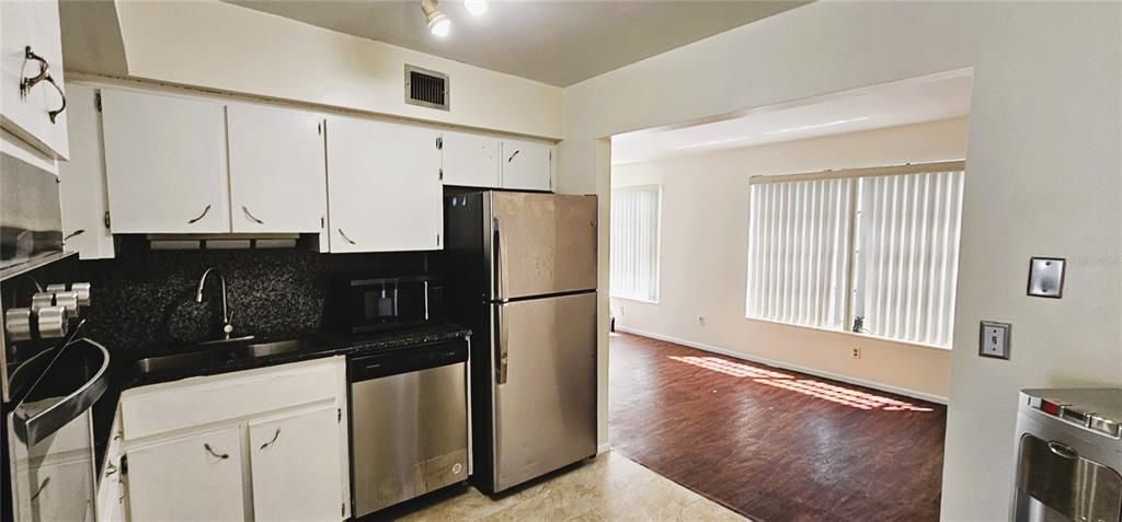 For Rent: $1,400 (2 beds, 2 baths, 1100 Square Feet)