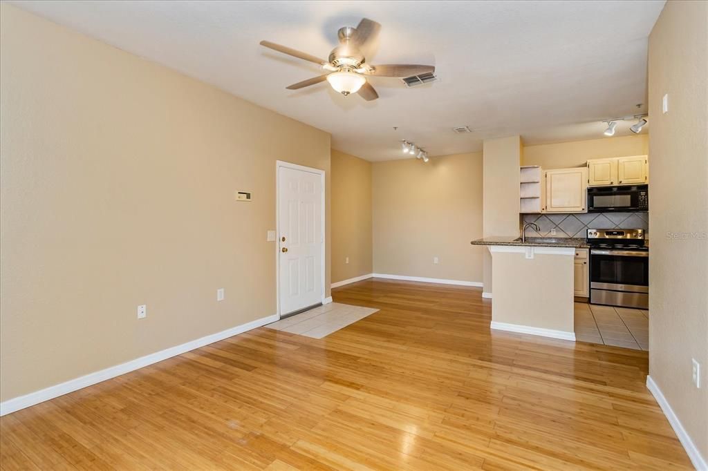 For Rent: $1,675 (2 beds, 1 baths, 898 Square Feet)