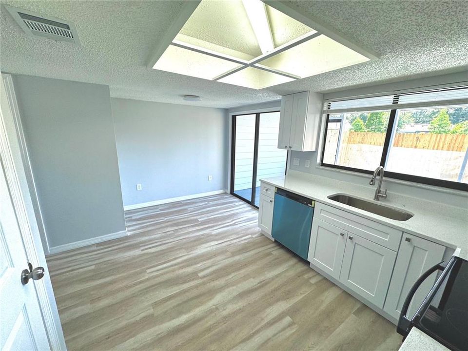 For Sale: $185,000 (2 beds, 1 baths, 992 Square Feet)