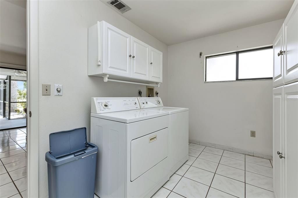 For Sale: $435,000 (3 beds, 3 baths, 2491 Square Feet)