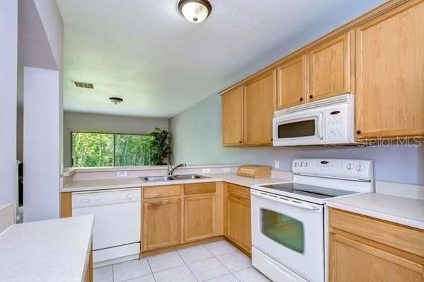 For Sale: $249,900 (2 beds, 2 baths, 1337 Square Feet)