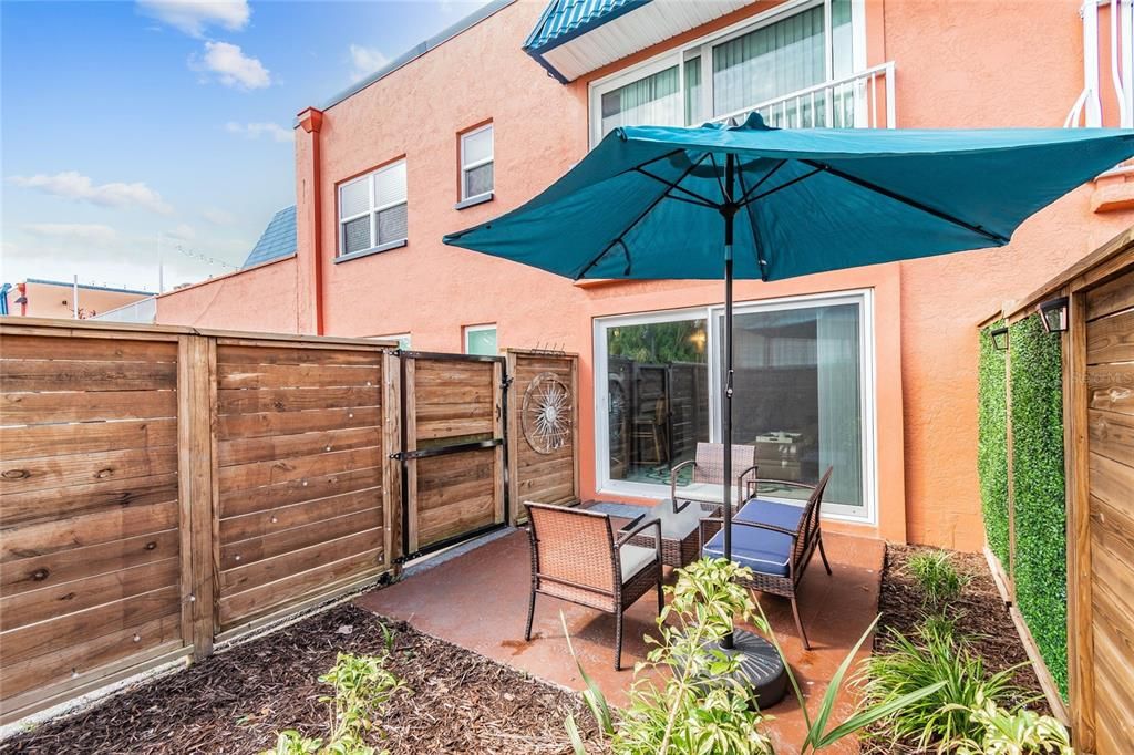 For Sale: $399,000 (2 beds, 2 baths, 867 Square Feet)