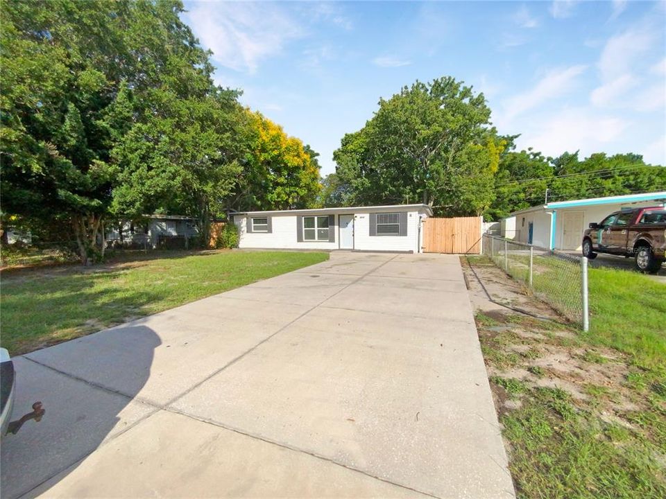 For Sale: $320,000 (3 beds, 1 baths, 894 Square Feet)