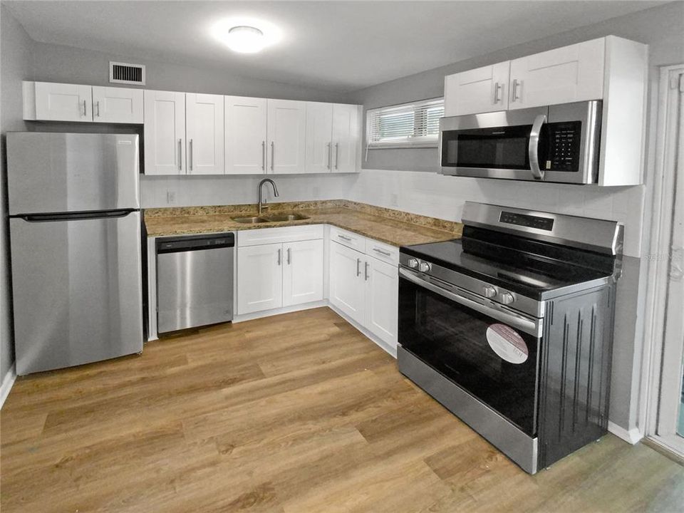 For Sale: $320,000 (3 beds, 1 baths, 894 Square Feet)