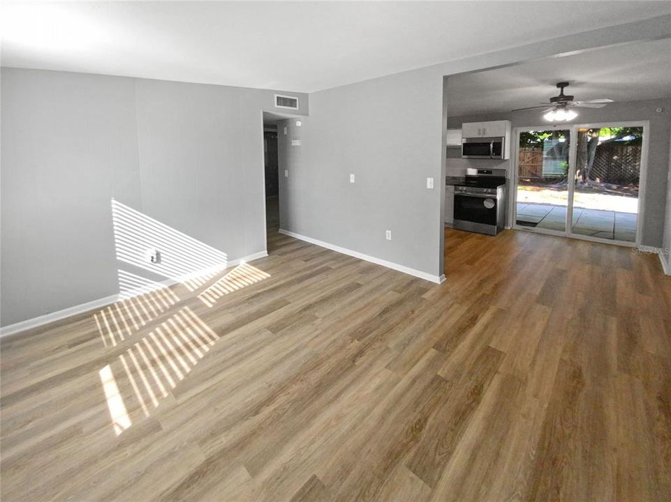 For Sale: $320,000 (3 beds, 1 baths, 894 Square Feet)