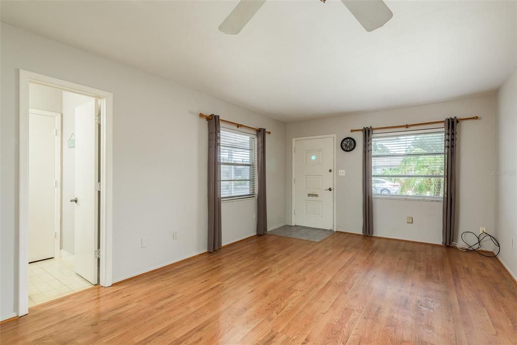 For Sale: $200,000 (1 beds, 1 baths, 734 Square Feet)