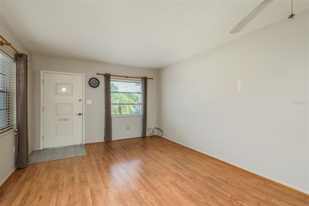 For Sale: $200,000 (1 beds, 1 baths, 734 Square Feet)