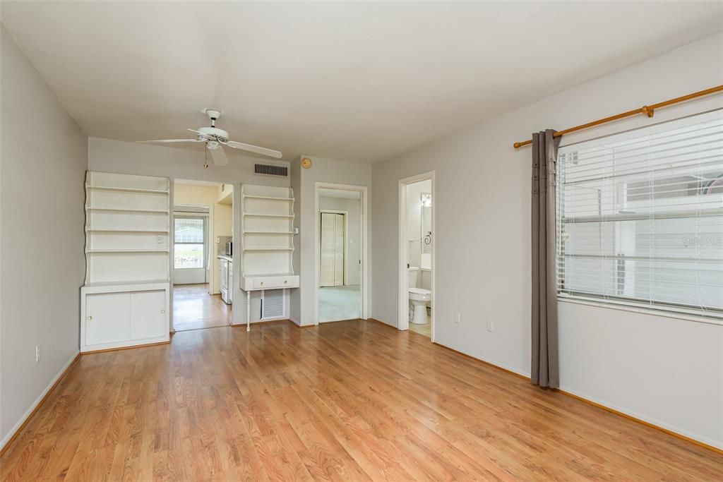 For Sale: $200,000 (1 beds, 1 baths, 734 Square Feet)