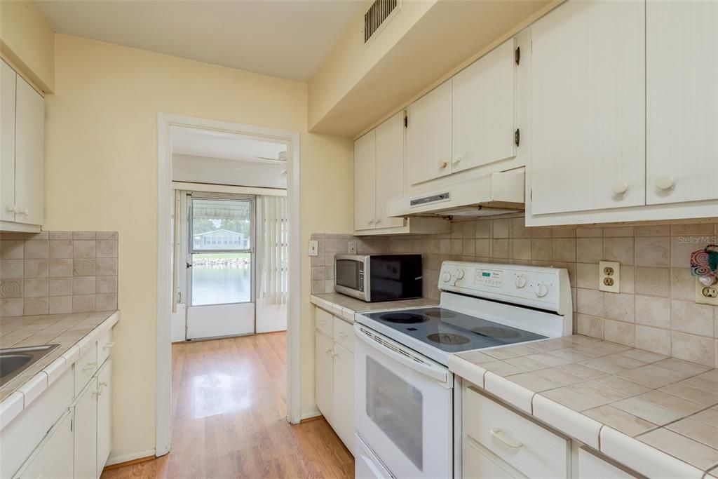 For Sale: $200,000 (1 beds, 1 baths, 734 Square Feet)