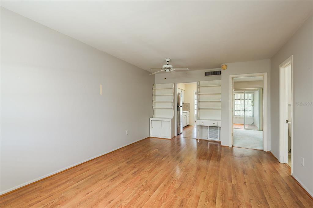 For Sale: $200,000 (1 beds, 1 baths, 734 Square Feet)