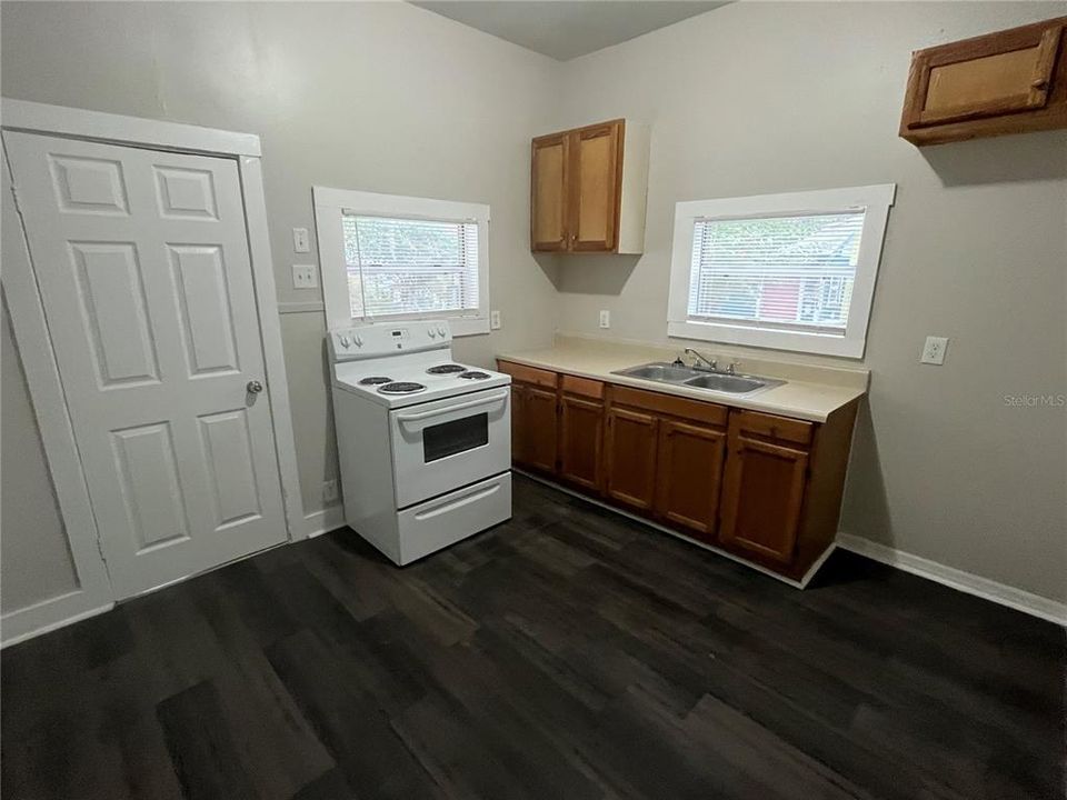 For Rent: $1,375 (2 beds, 1 baths, 896 Square Feet)