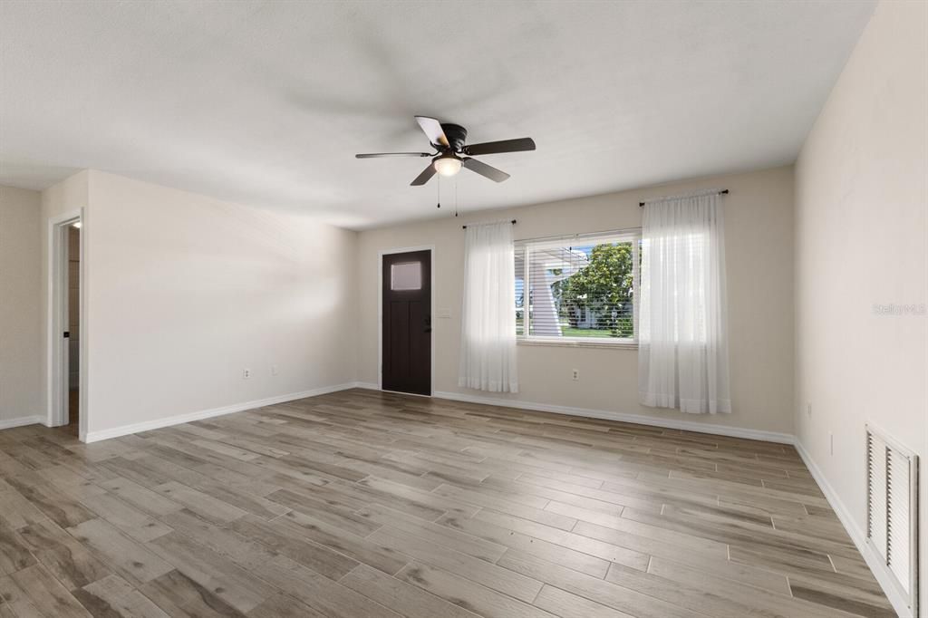 For Sale: $320,000 (2 beds, 2 baths, 1237 Square Feet)