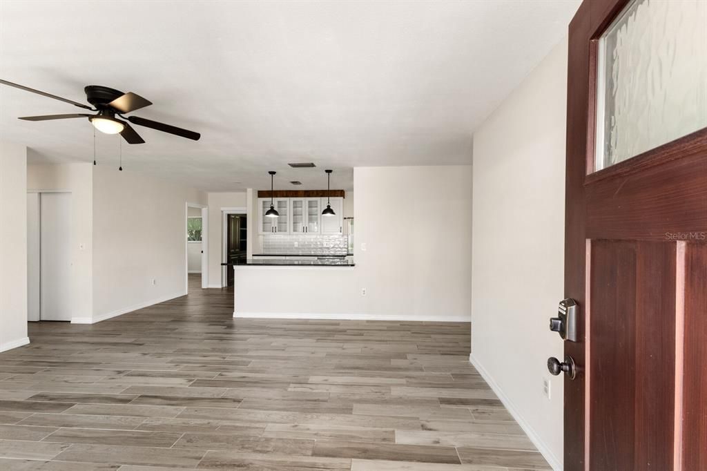 For Sale: $320,000 (2 beds, 2 baths, 1237 Square Feet)