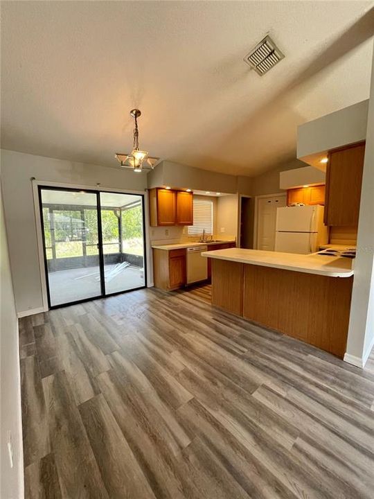 Active With Contract: $1,750 (2 beds, 2 baths, 1054 Square Feet)