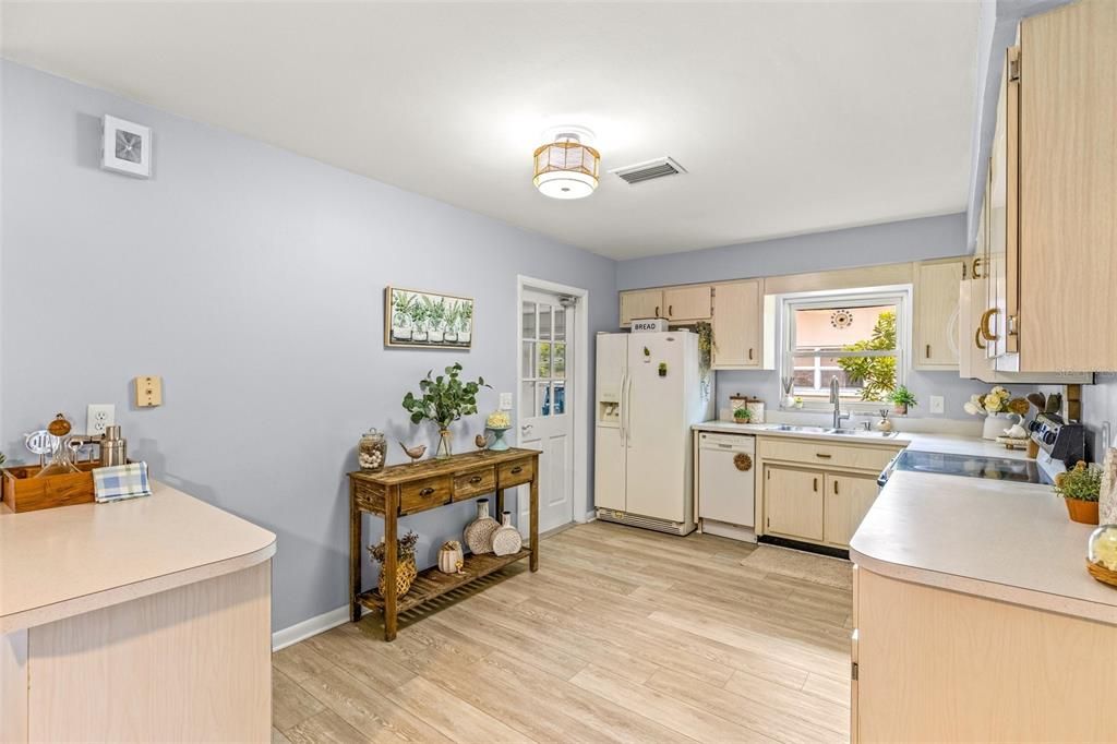 Active With Contract: $429,000 (3 beds, 2 baths, 1458 Square Feet)