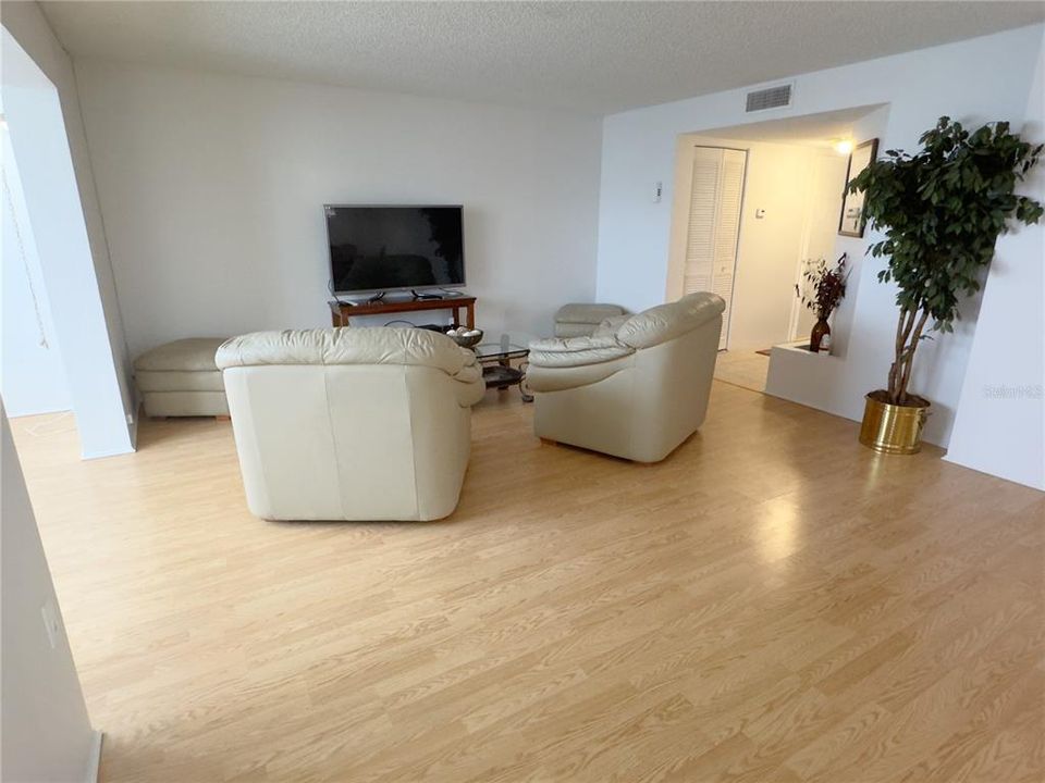 For Rent: $1,450 (1 beds, 1 baths, 890 Square Feet)