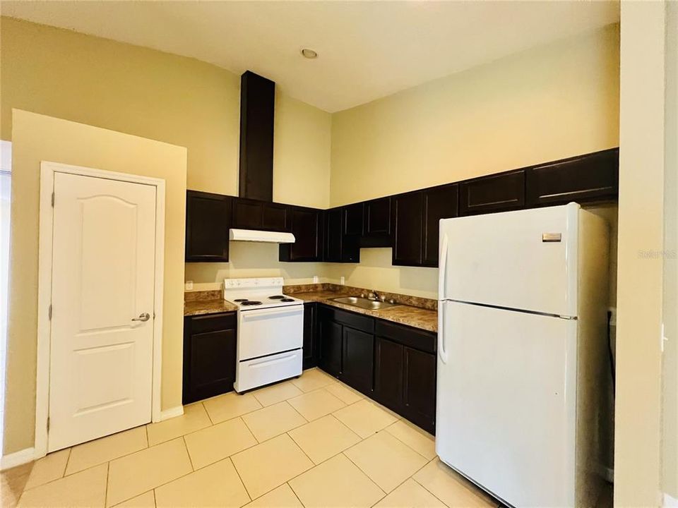 For Rent: $1,900 (3 beds, 2 baths, 1410 Square Feet)