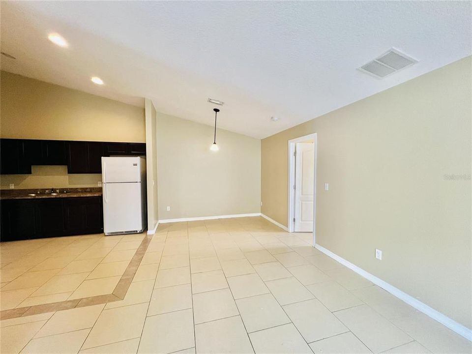 For Rent: $1,900 (3 beds, 2 baths, 1410 Square Feet)