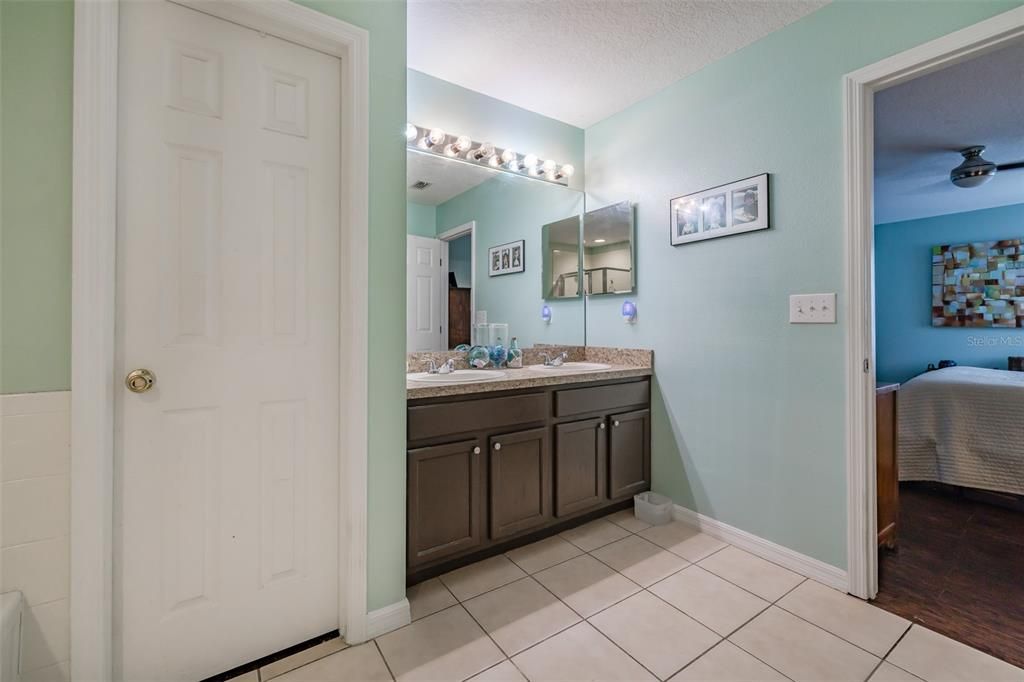 For Sale: $379,900 (3 beds, 2 baths, 2184 Square Feet)