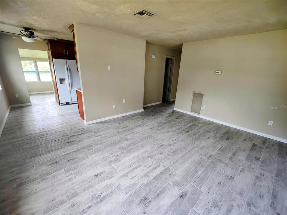 For Sale: $399,999 (2 beds, 1 baths, 984 Square Feet)