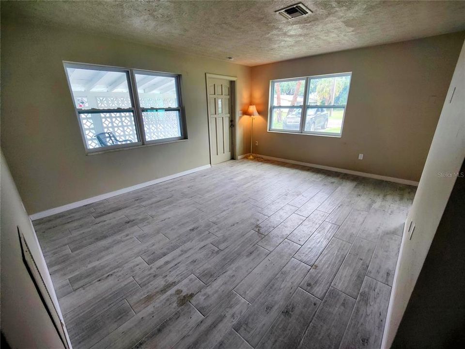 For Sale: $399,999 (2 beds, 1 baths, 984 Square Feet)