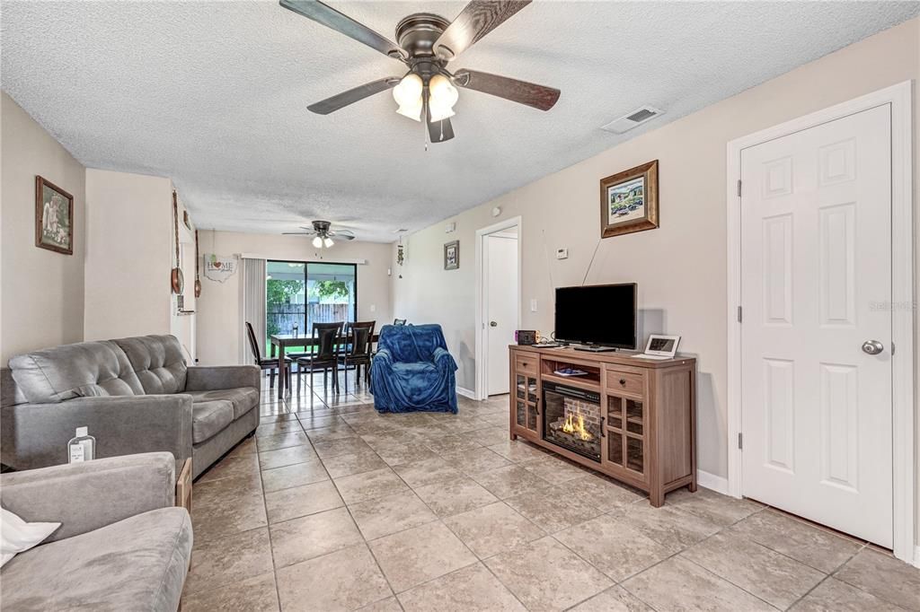 For Sale: $345,000 (3 beds, 2 baths, 1053 Square Feet)