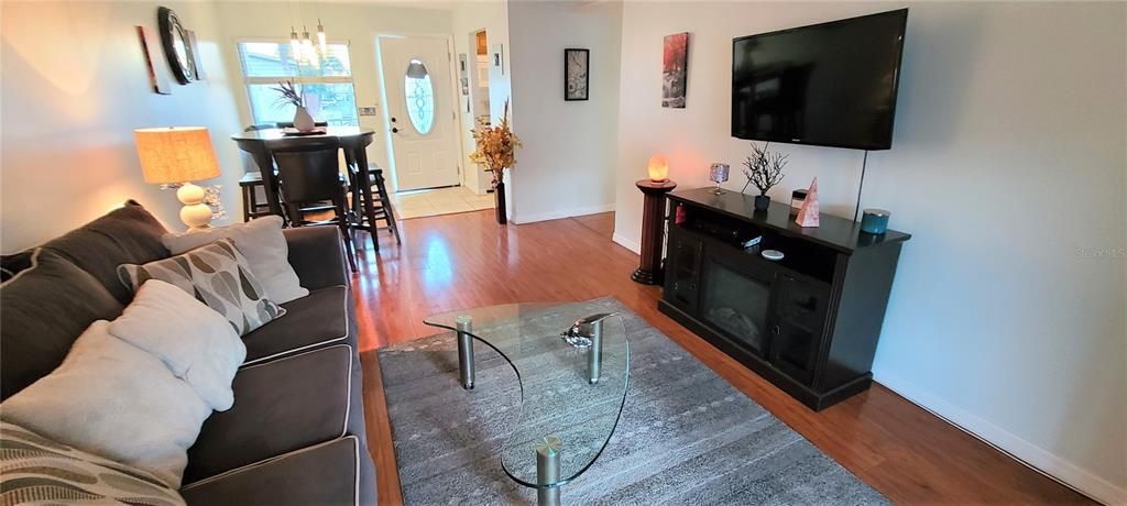 For Rent: $1,350 (1 beds, 1 baths, 733 Square Feet)