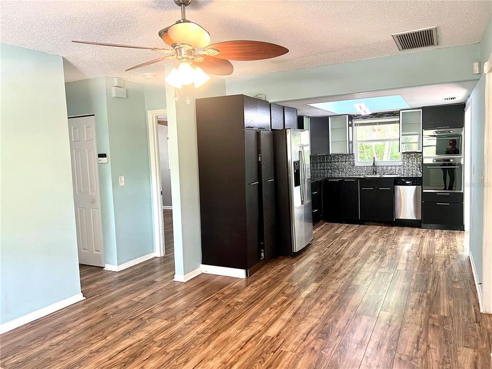 For Rent: $2,700 (3 beds, 1 baths, 1170 Square Feet)