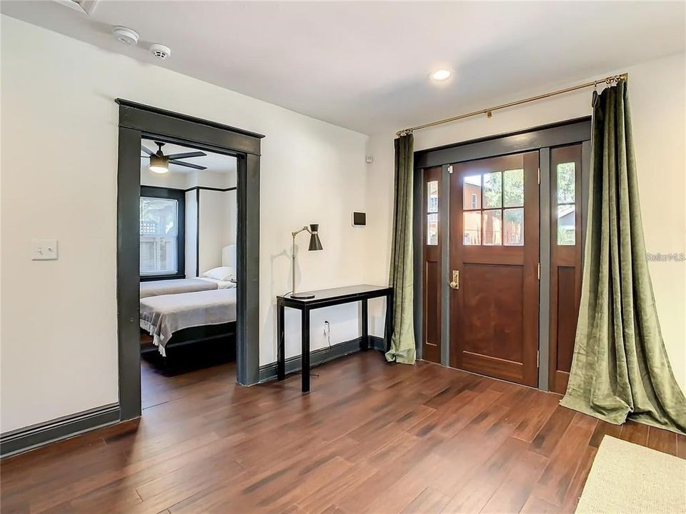 For Sale: $395,000 (2 beds, 2 baths, 894 Square Feet)