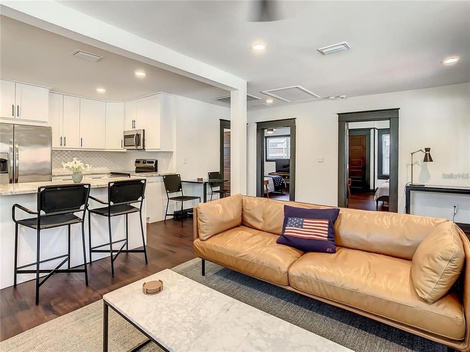 For Sale: $395,000 (2 beds, 2 baths, 894 Square Feet)