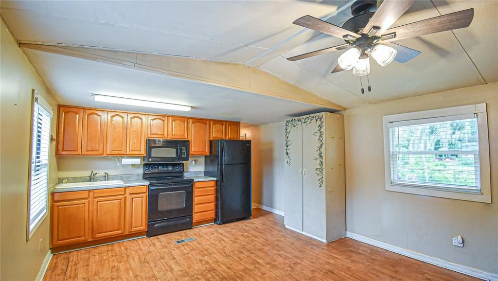 Active With Contract: $99,500 (2 beds, 1 baths, 787 Square Feet)