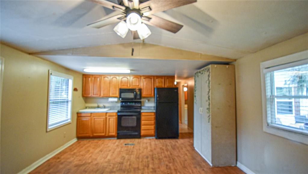 Active With Contract: $99,500 (2 beds, 1 baths, 787 Square Feet)