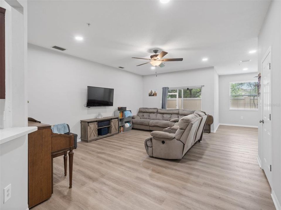 For Sale: $345,000 (3 beds, 2 baths, 1954 Square Feet)