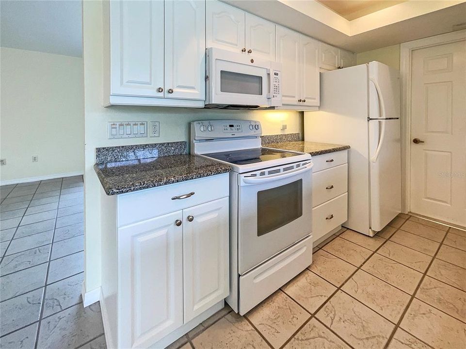 For Sale: $280,000 (2 beds, 2 baths, 1107 Square Feet)