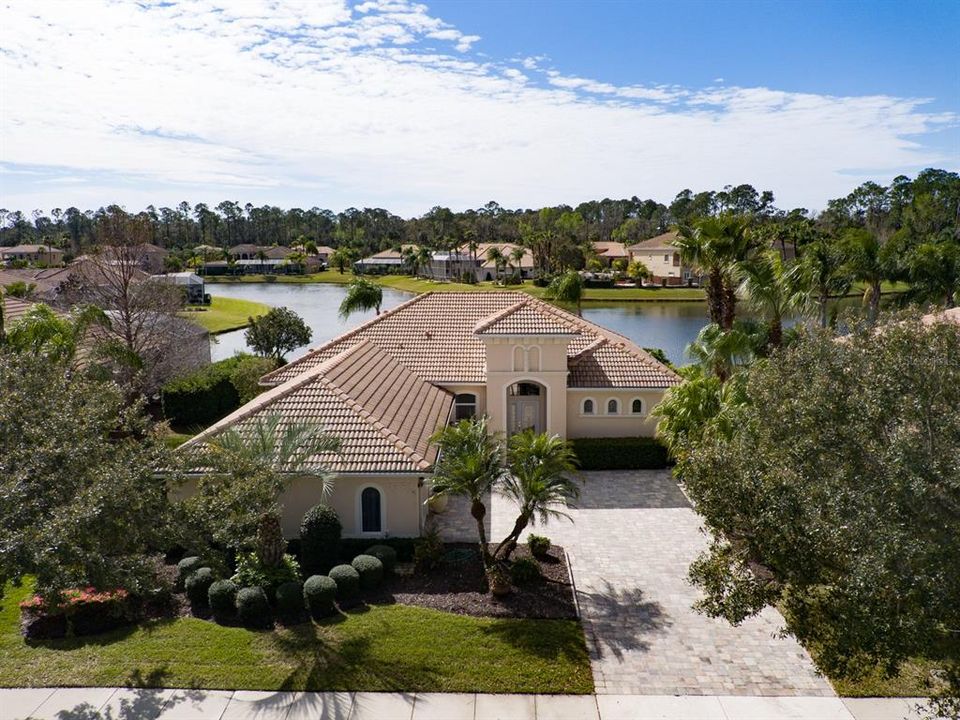 For Sale: $699,000 (3 beds, 2 baths, 2003 Square Feet)