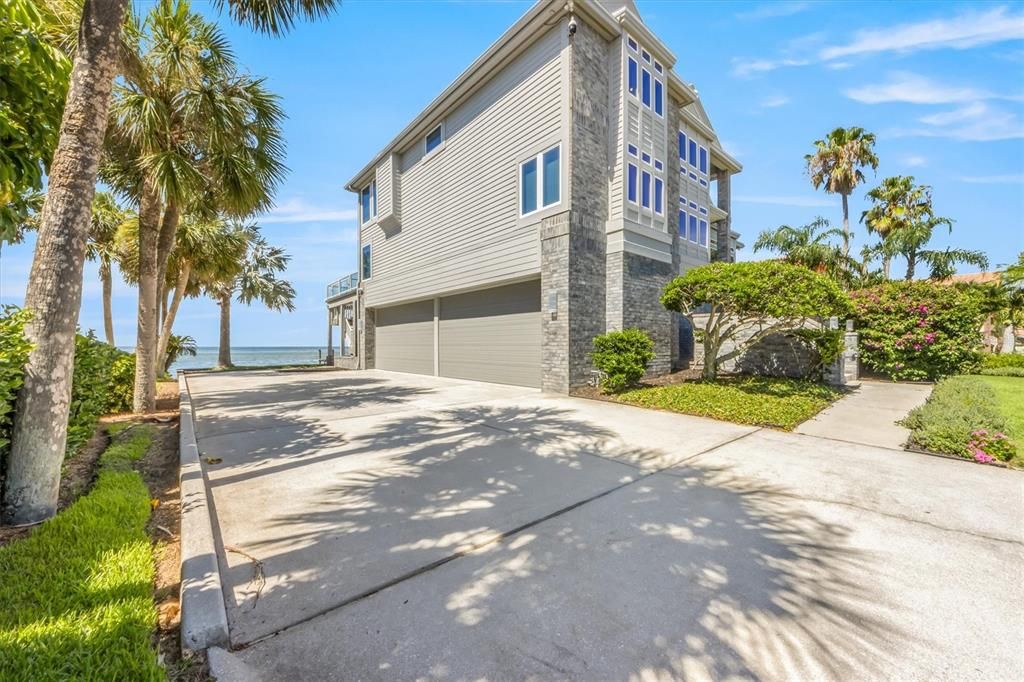 For Sale: $6,950,000 (4 beds, 3 baths, 4576 Square Feet)