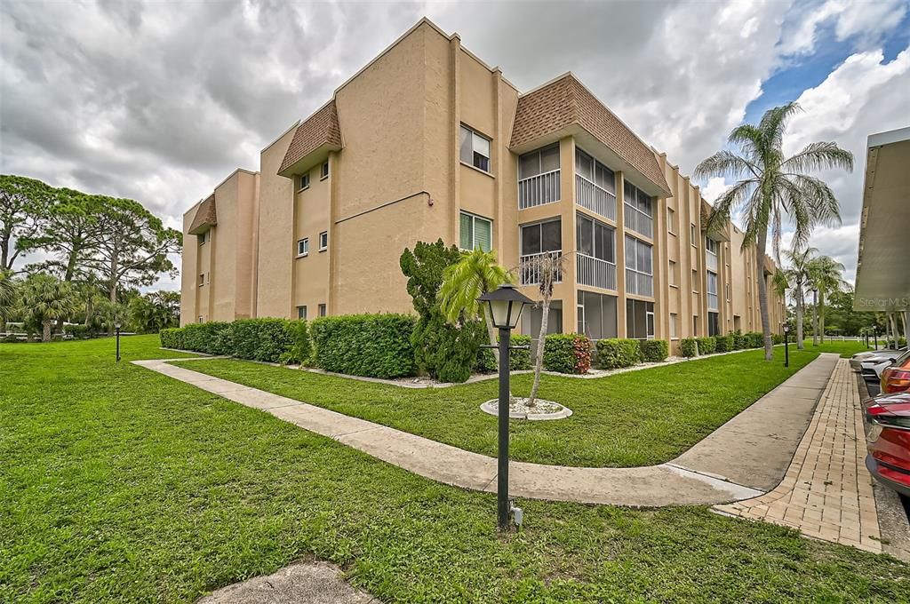 Active With Contract: $149,900 (2 beds, 2 baths, 921 Square Feet)