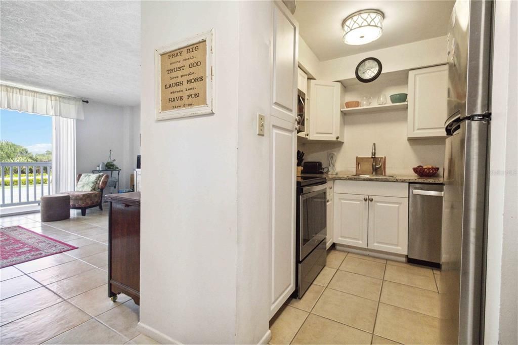 For Sale: $246,500 (1 beds, 1 baths, 700 Square Feet)