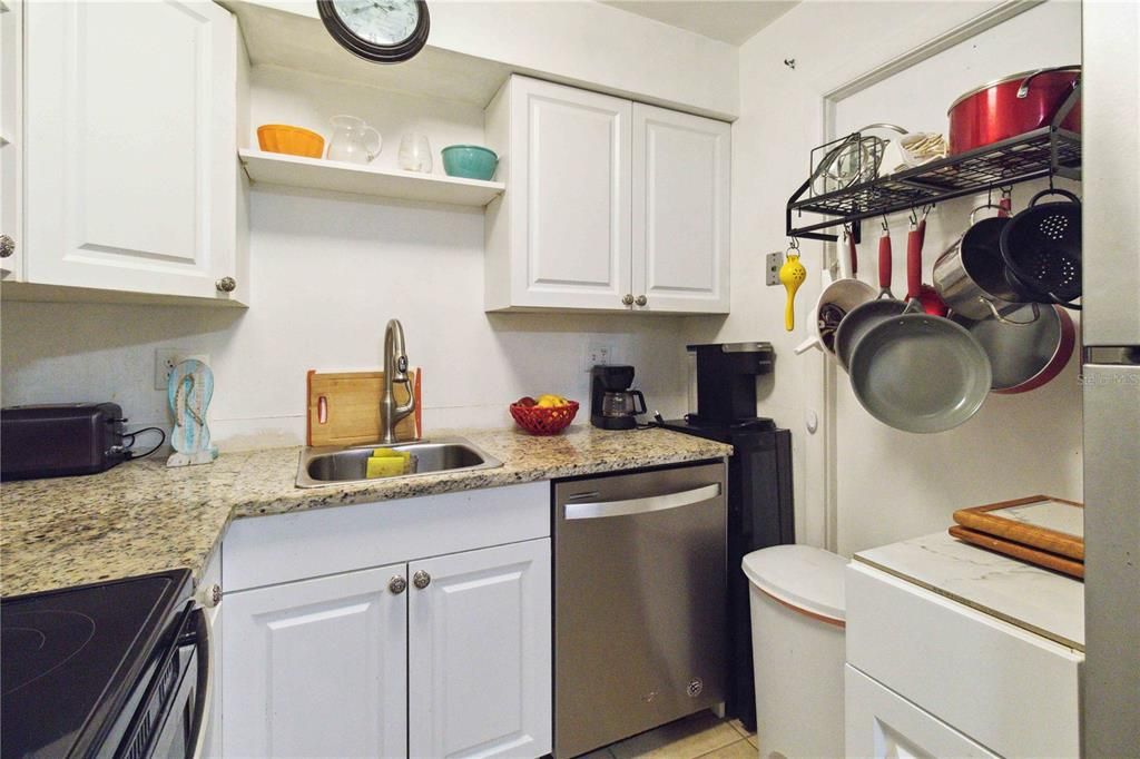 For Sale: $246,500 (1 beds, 1 baths, 700 Square Feet)