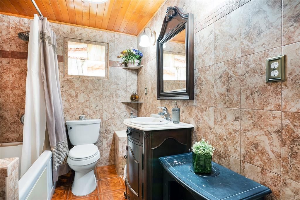 Family Bathroom - First Floor